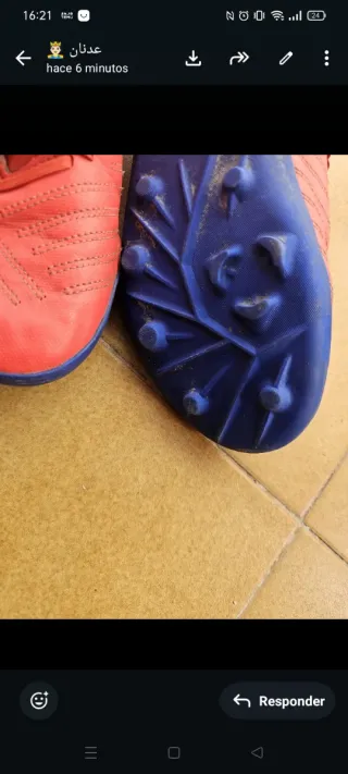Botas de fútbol rojas y azules