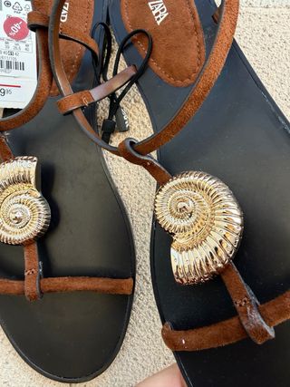 Sandalias Zara con detalle de caracola dorada