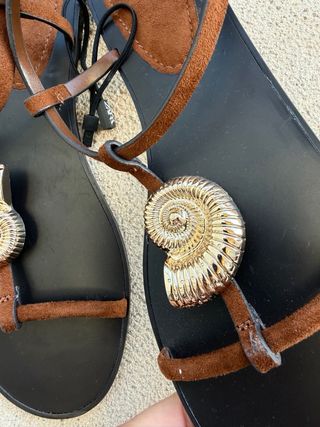 Sandalias Zara con detalle de caracola dorada