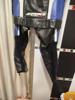 Traje de moto deportivo negro y azul