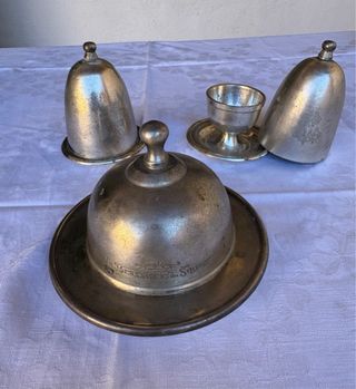 Mantequillera antigua, 2 hueveros y un sacacorchos