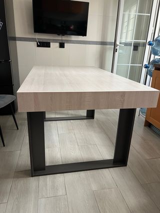 Mesa de comedor moderna madera.