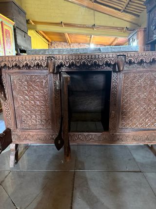 Mueble de madera tallado