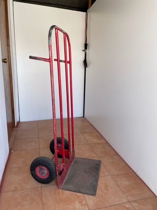 Carretilla transportadora de dos ruedas roja
