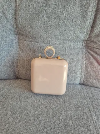 Bolso de fiesta beige con aro dorado