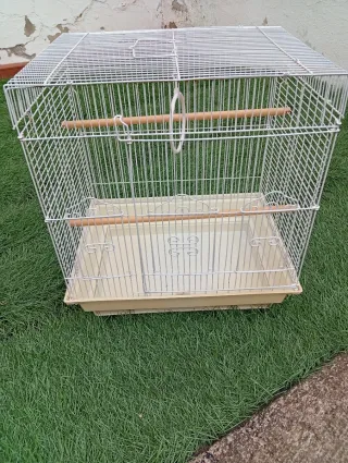 Jaula para pájaros blanca y beige