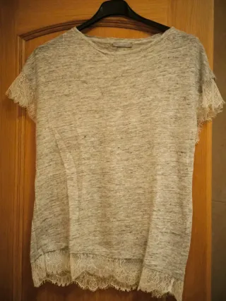 Camiseta gris con encaje