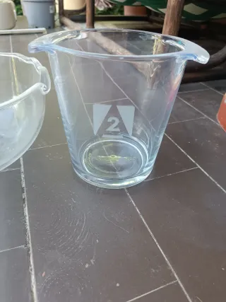 Ensaladera, escanciador de vino y heladera