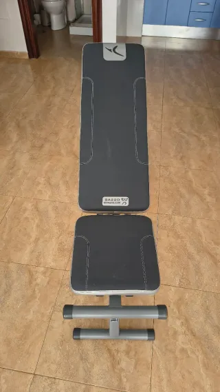 Banca de pesas con barra y discos