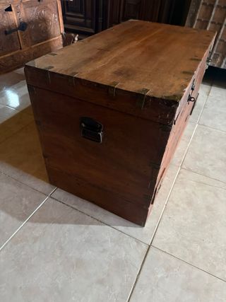 Arcón de madera con detalles metálicos