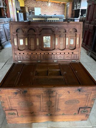 Arcón de madera con detalles metálicos