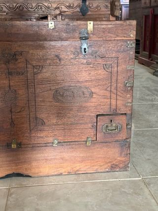 Arcón de madera con detalles metálicos