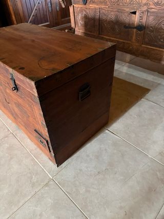 Arcón de madera con detalles metálicos