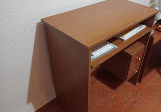 Mesa de escritorio con cajones