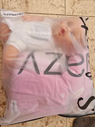 Muñeco bebé con cuna rosa