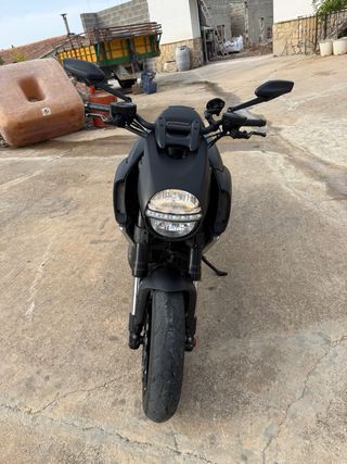 Ducati Diavel Negra y Roja