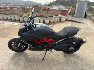Ducati Diavel Negra y Roja