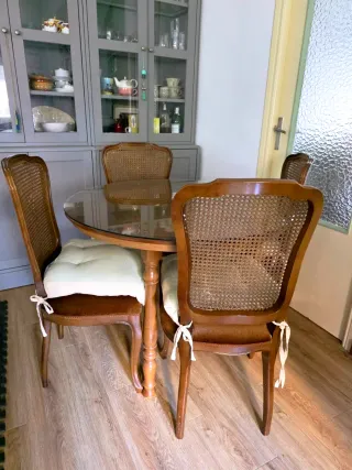 Mesa redonda y 4 sillas madera