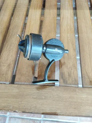 Carrete de pesca negro
