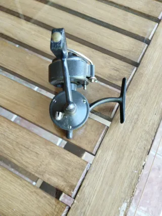 Carrete de pesca negro