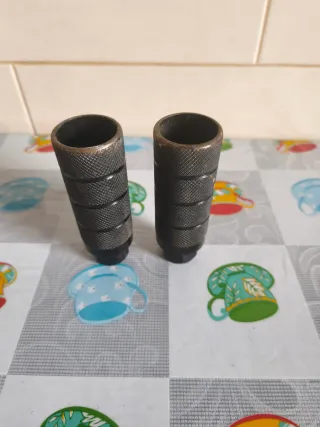 Reposapiés metálicos para moto