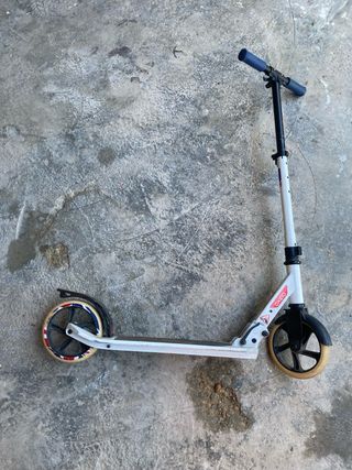 Patinete Oxelo blanco y azul
