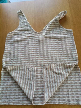 Top tirantes beige y blanco
