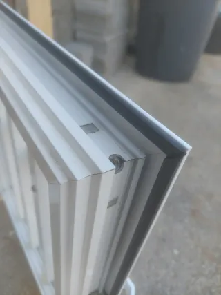 Ventana aluminio 47x51 con reja