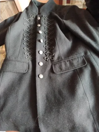 Chaquetón negro con adornos