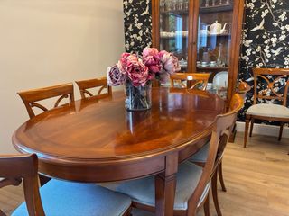 Mesa comedor y 8 sillas madera oscura
