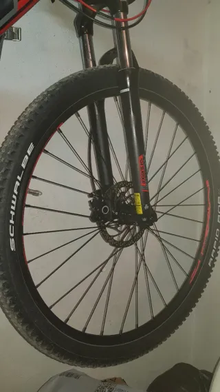 Bicicleta de Montaña Negra y Roja