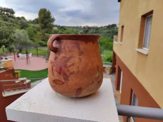 Olla antigua de barro con asas