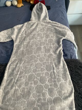 Camisón Minnie Mouse gris con capucha