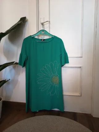 Vestido fiesta verde con flor