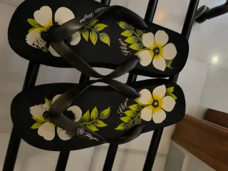 Chanclas Flojos Florales Negras, suelo gruesa
