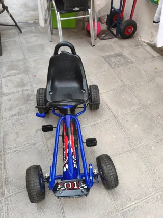 Coche a pedales para niños azul