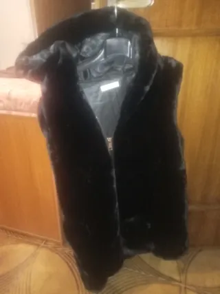 Gilet in pelliccia ecologica nero con cappuccio