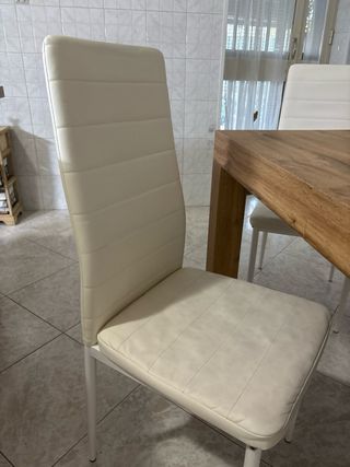 Tavolo in legno con 4 sedie bianche
