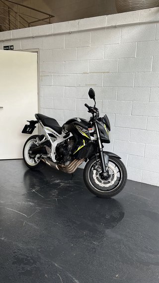 Honda CB650F Negra y Blanca