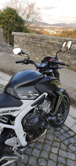Honda CB650F Negra y Blanca