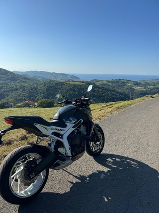 Honda CB650F Negra y Blanca