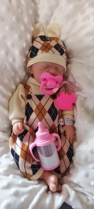Bebé  reborn silicona niña con chupete