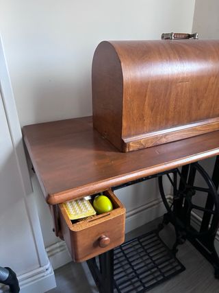 Máquina de coser antigua de madera
