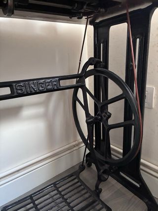 Máquina de coser antigua de madera