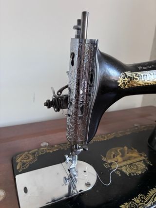 Máquina de coser antigua de madera