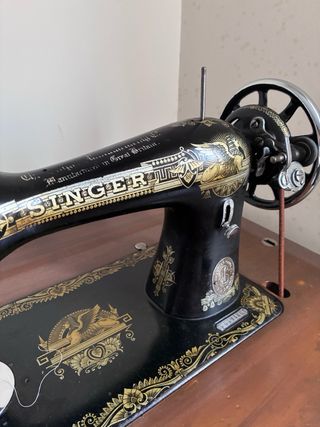 Máquina de coser antigua de madera