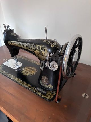 Máquina de coser antigua de madera
