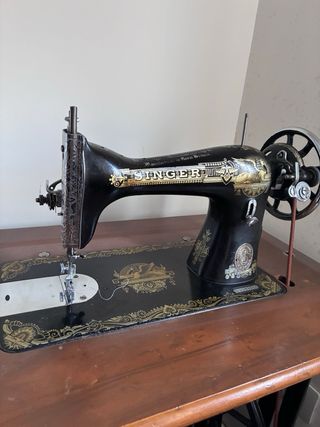 Máquina de coser antigua de madera