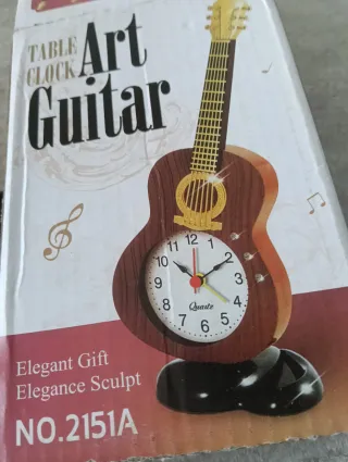 Sveglia da tavolo a forma di chitarra