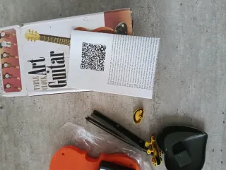 Sveglia da tavolo a forma di chitarra